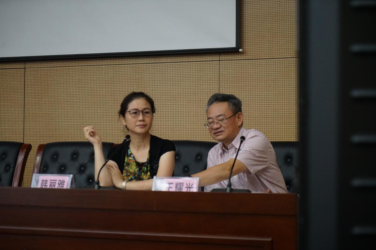 王耀光和韩丽雅主任主持会议